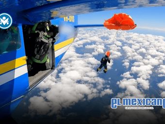 Paracaidista queda colgado del ala de un avi&oacute;n en Queensland