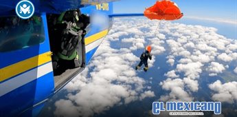 Paracaidista queda colgado del ala de un avión en Queensland Paracaidista queda colgado del ala de un avión en Queensland