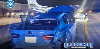 Avioneta aterriza de emergencia sobre un auto en plena autopista de Florida Avioneta aterriza de emergencia sobre un auto en plena autopista de Florida