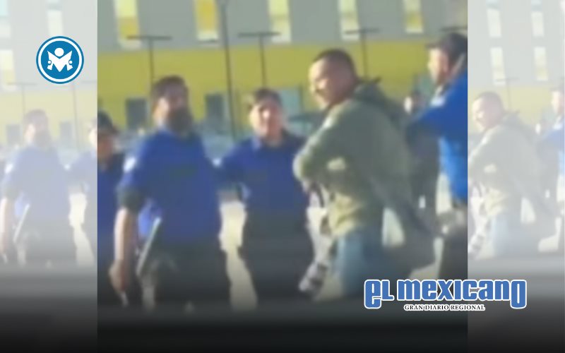 Periodista policiaco es sometido por guardias de seguridad en Plaza Sendero