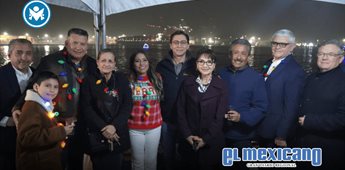 Disfrutan miles de personas desfile de luces de embarcaciones en el puerto Disfrutan miles de personas desfile de luces de embarcaciones en el puerto