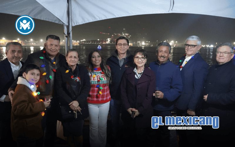 Disfrutan miles de personas desfile de luces de embarcaciones en el puerto Disfrutan miles de personas desfile de luces de embarcaciones en el puerto