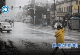 Se desploma letrero de tienda Waldo&acute;s en Plaza Soler de Tijuana y da&ntilde;a varios autos