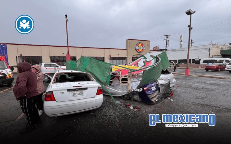 Se desploma letrero de tienda Waldo&acute;s en Plaza Soler de Tijuana y da&ntilde;a varios autos