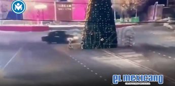 Conductor fuera de control derriba árbol de Navidad en Kazajistán Conductor fuera de control derriba árbol de Navidad en Kazajistán
