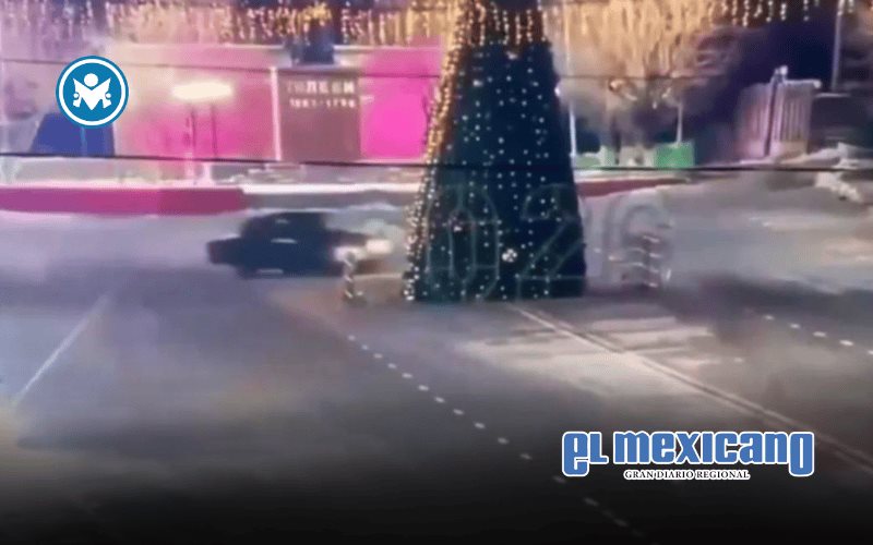 Conductor fuera de control derriba árbol de Navidad en Kazajistán Conductor fuera de control derriba árbol de Navidad en Kazajistán