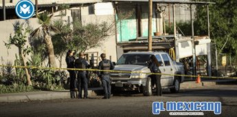 Hallan dos cuerpos en camioneta abandonada en la colonia El Laurel Hallan dos cuerpos en camioneta abandonada en la colonia El Laurel