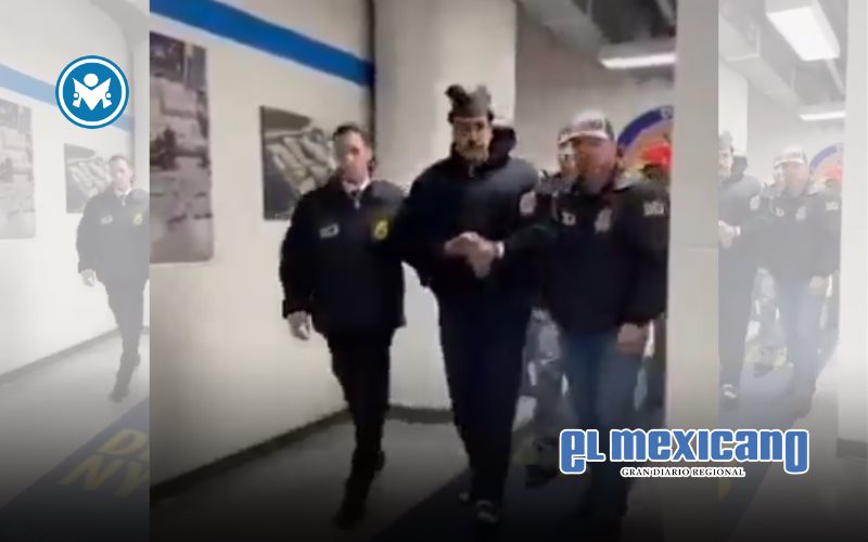 Nicol&aacute;s Maduro saluda a agentes de la DEA al llegar a sus oficinas