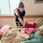 Cigüeñas entregan canastillas a bebés en año nuevo