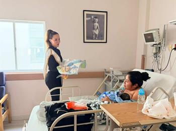 Cig&uuml;e&ntilde;as entregan canastillas a beb&eacute;s en a&ntilde;o nuevo