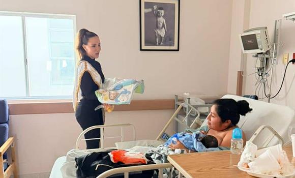 Cig&uuml;e&ntilde;as entregan canastillas a beb&eacute;s en a&ntilde;o nuevo