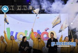 Motociclista intenta evadir caseta y su acompa&ntilde;ante cae al suelo