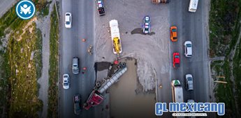 Volcadura de pipa de agua provoca tráfico lento en el bulevar 2000 Volcadura de pipa de agua provoca tráfico lento en el bulevar 2000