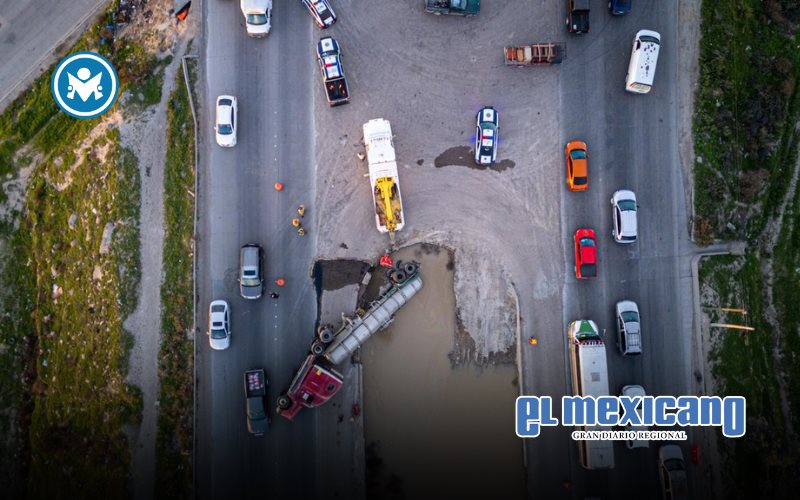 Volcadura de pipa de agua provoca tráfico lento en el bulevar 2000 Volcadura de pipa de agua provoca tráfico lento en el bulevar 2000