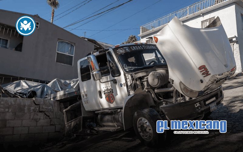 Grúa se impacta contra vivienda en Lomas Taurinas Grúa se impacta contra vivienda en Lomas Taurinas