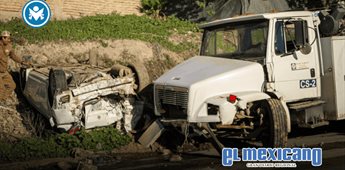 Choque en bulevar 2000 provoca volcadura de dos vehículos Choque en bulevar 2000 provoca volcadura de dos vehículos