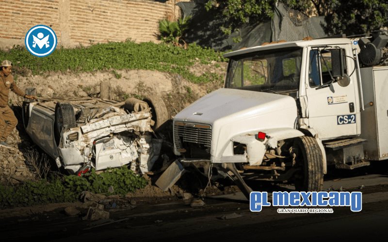 Choque en bulevar 2000 provoca volcadura de dos vehículos Choque en bulevar 2000 provoca volcadura de dos vehículos