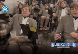 ¡Ni el agua bendita lo calma! Perrito gruñe en bendición de mascotas ¡Ni el agua bendita lo calma! Perrito gruñe en bendición de mascotas