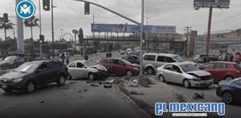 Carambola en el bulevar Insurgentes deja varios vehículos dañados Carambola en el bulevar Insurgentes deja varios vehículos dañados