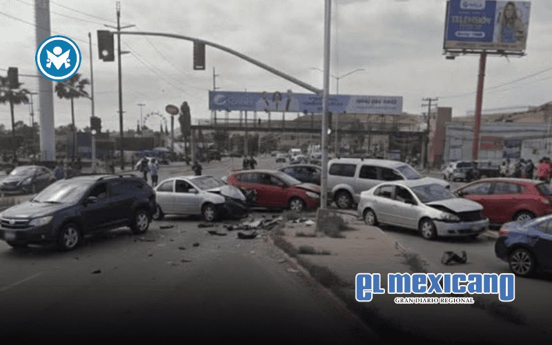 Carambola en el bulevar Insurgentes deja varios vehículos dañados Carambola en el bulevar Insurgentes deja varios vehículos dañados