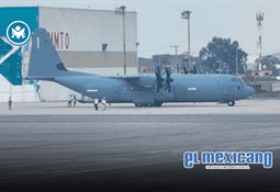 Mujer se colgó de automóvil para evitar que le robaran Mujer se colgó de automóvil para evitar que le robaran