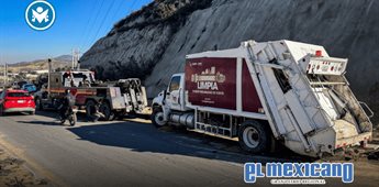 Choque y volcadura de camión de basura provoca caos vial en el bulevar 2000 Choque y volcadura de camión de basura provoca caos vial en el bulevar 2000