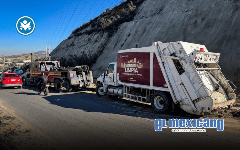 Choque y volcadura de camión de basura provoca caos vial en el bulevar 2000 Choque y volcadura de camión de basura provoca caos vial en el bulevar 2000