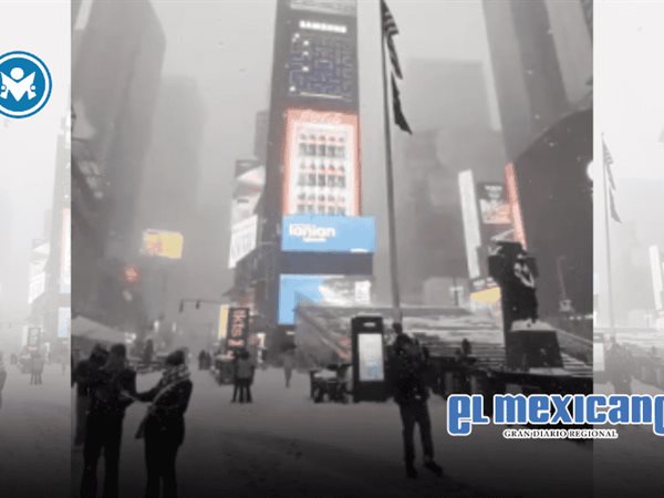 Tormenta invernal deja cubierto de nieve el Time Square