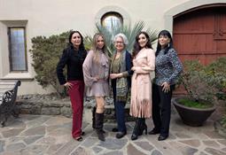 Certifican en BC a la primera generaci&oacute;n de perros de zooterapia