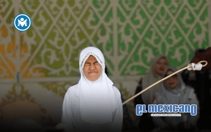 Mujer es castigada p&uacute;blicamente en Aceh, Indonesia, por relaciones fuera del matrimonio