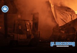 Hallan tres cuerpos en cajuela de auto incendiado en estacionamiento de Calimax Hallan tres cuerpos en cajuela de auto incendiado en estacionamiento de Calimax