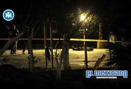 Hallan tres cuerpos en cajuela de auto incendiado en estacionamiento de Calimax Hallan tres cuerpos en cajuela de auto incendiado en estacionamiento de Calimax