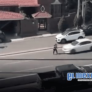 Grave atropello en Monterrey: joven se lanza a vialidad y es embestida