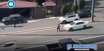 Grave atropello en Monterrey: joven se lanza a vialidad y es embestida