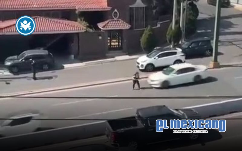 Grave atropello en Monterrey: joven se lanza a vialidad y es embestida