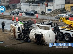 Pipa de carga vuelca en bulevar 2000 y genera caos vial