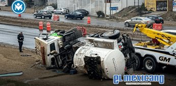 Pipa de carga vuelca en bulevar 2000 y genera caos vial