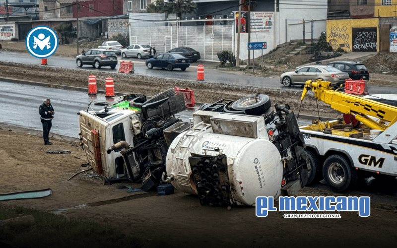 Pipa de carga vuelca en bulevar 2000 y genera caos vial