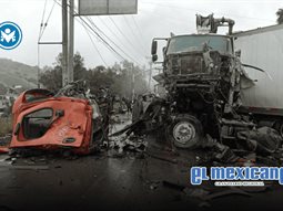 Choque entre tr&aacute;iler y bomba de concreto paraliza el bulevar Cuauht&eacute;moc Sur