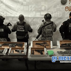 Aseguran m&aacute;s de 30 kilos de droga y arsenal en camioneta abandonada