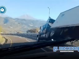 Tr&aacute;iler vuelca en las Cumbres de Maltrata y deja dos heridos