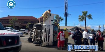 Se vuelca cami&oacute;n con carne rumbo a Rosarito