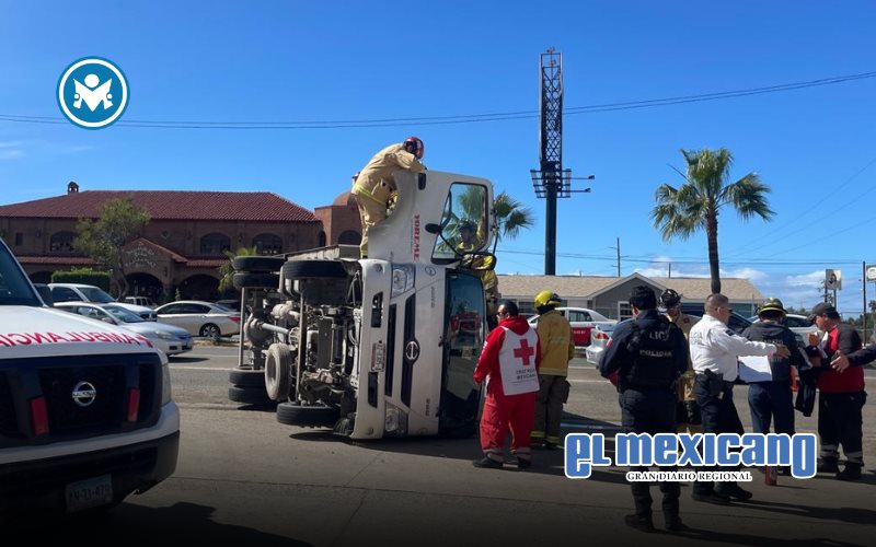Se vuelca cami&oacute;n con carne rumbo a Rosarito