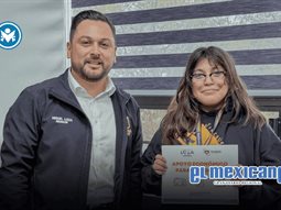 Regidor Miguel Loza entrega 5 mil pesos a estudiante que enfrent&oacute; cobro indebido en transporte