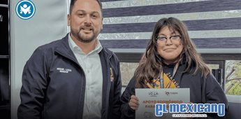 Regidor Miguel Loza entrega 5 mil pesos a estudiante que enfrent&oacute; cobro indebido en transporte