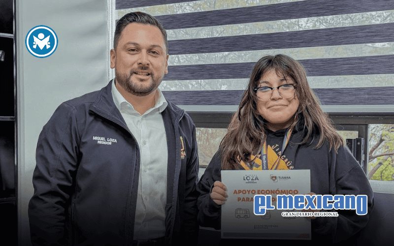 Regidor Miguel Loza entrega 5 mil pesos a estudiante que enfrent&oacute; cobro indebido en transporte