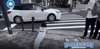 Therian serpiente sorprende en calles de Jap&oacute;n