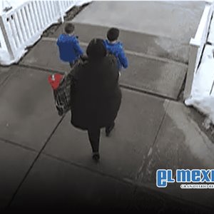 Camioneta fuera de control atropell&oacute; a una madre y a sus hijos afuera del preescolar