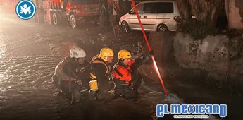 Rescatan a ni&ntilde;a arrastrada por la corriente; buscan a un hombre desaparecido