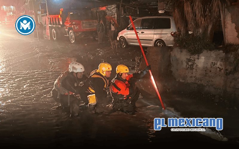 Rescatan a ni&ntilde;a arrastrada por la corriente; buscan a un hombre desaparecido